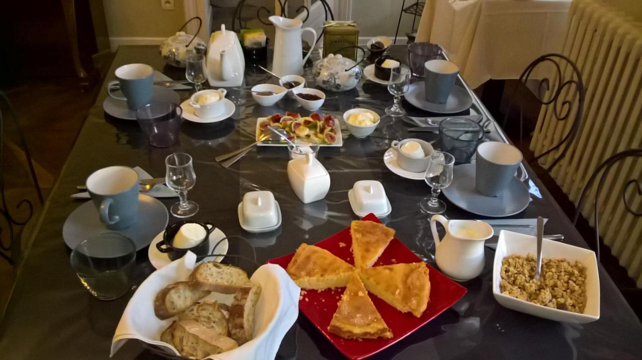 Chambres Et Table L' Echappee Bouvesse-Quirieu Luaran gambar