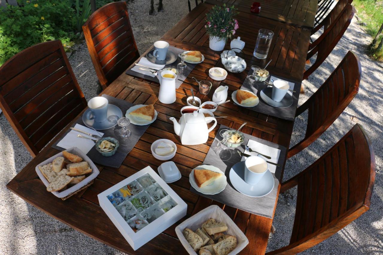 Chambres Et Table L' Echappee Bouvesse-Quirieu Luaran gambar
